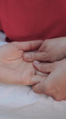 Şehirdeki bir evin çatısındaki masaj terapisti dövmeli güzel bir genç adama masaj yapıyor. Yakın plan eller cildini ve vücudunu yağlıyor. İlaç ve prosedür. Yüksek