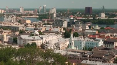 Dönme dolap ve Kyiv şehrindeki ufkun manzarası. Yukarıdan Ukrayna, evlerin, sokakların ve çatıların insansız hava aracı görüntüsü.