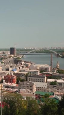 Ufkun manzarası Kyiv şehri. Yukarıdan Ukrayna, evlerin, sokakların ve çatıların insansız hava aracı görüntüsü.