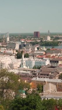 Dönme dolap ve Kyiv şehrindeki ufkun manzarası. Yukarıdan Ukrayna, evlerin, sokakların ve çatıların insansız hava aracı görüntüsü.