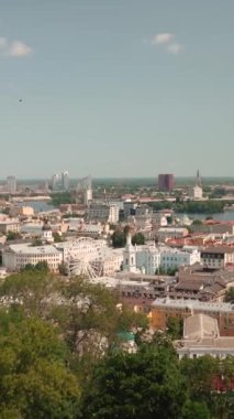 Dönme dolap ve Kyiv şehrindeki ufkun manzarası. Yukarıdan Ukrayna, evlerin, sokakların ve çatıların insansız hava aracı görüntüsü.