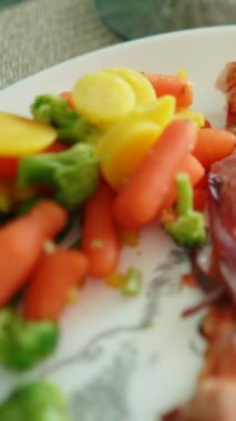 Etli ve peynirli lezzetli iştah açıcı pizza sebzeli bir tabakta yatıyor. Sağlıklı ya da sağlıksız yiyecekler. Taze sağlıklı havuç, yeşillik, brokoli, lahana.