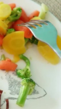 Etli ve peynirli lezzetli iştah açıcı pizza sebzeli bir tabakta yatıyor. Sağlıklı ya da sağlıksız yiyecekler. Taze sağlıklı havuç, yeşillik, brokoli, lahana.