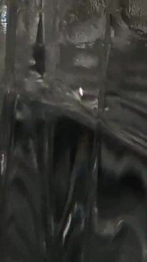 Cam ve kristalden yapılmış temiz su bardaklarının yakın çekimi. Güneş ışınları camda parlıyor. Restoran ve kafe