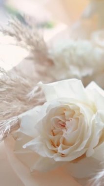 Evin penceresinin yanında güzel bir buket beyaz gül duruyor. Tatildeki bir kız için romantik bir hediye. Çiçek.