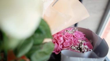 Evin penceresinin yanında güzel bir buket beyaz gül duruyor. Tatildeki bir kız için romantik bir hediye. Çiçek.