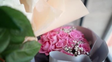 Evin penceresinin yanında güzel bir buket beyaz gül duruyor. Tatildeki bir kız için romantik bir hediye. Çiçek.