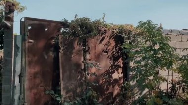 Terk edilmiş topraklar, yıkık dökük evler ve askeri harekatlar ve hava bombardımanlarından sonra şehirde yanmış bombalar. Ukrayna ve Rusya arasında askeri çatışma ve savaş. Roket saldırıları