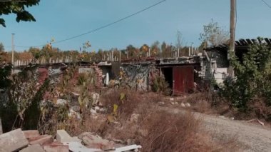 Terk edilmiş topraklar, yıkık dökük evler ve askeri harekatlar ve hava bombardımanlarından sonra şehirde yanmış bombalar. Ukrayna ve Rusya arasında askeri çatışma ve savaş. Roket saldırıları. Yüksek