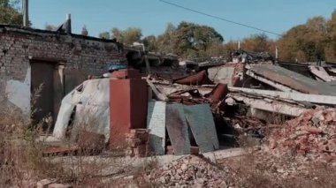 Terk edilmiş topraklar, yıkık dökük evler ve askeri harekatlar ve hava bombardımanlarından sonra şehirde yanmış bombalar. Ukrayna ve Rusya arasında askeri çatışma ve savaş. Roket saldırıları. Yüksek