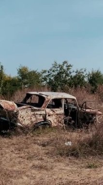 Terk edilmiş topraklar, yıkık dökük evler ve askeri harekatlar ve hava bombardımanlarından sonra şehirde yanmış bombalar. Ukrayna ve Rusya arasında askeri çatışma ve savaş. Roket saldırıları. Yüksek