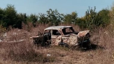 Terk edilmiş topraklar, yıkık dökük evler ve askeri harekatlar ve hava bombardımanlarından sonra şehirde yanmış bombalar. Ukrayna ve Rusya arasında askeri çatışma ve savaş. Roket saldırıları. Yüksek