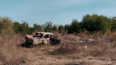 Terk edilmiş topraklar, yıkık dökük evler ve askeri harekatlar ve hava bombardımanlarından sonra şehirde yanmış bombalar. Ukrayna ve Rusya arasında askeri çatışma ve savaş. Roket saldırıları. Yüksek