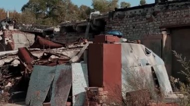 Terk edilmiş topraklar, yıkık dökük evler ve askeri harekatlar ve hava bombardımanlarından sonra şehirde yanmış bombalar. Ukrayna ve Rusya arasında askeri çatışma ve savaş. Roket saldırıları. Yüksek