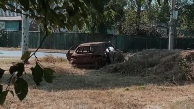 Terk edilmiş topraklar, yıkık dökük evler ve askeri harekatlar ve hava bombardımanlarından sonra şehirde yanmış bombalar. Ukrayna ve Rusya arasında askeri çatışma ve savaş. Roket saldırıları. Yüksek