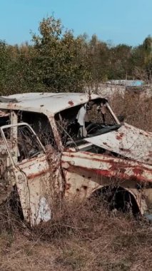 Terk edilmiş topraklar, yıkık dökük evler ve askeri harekatlar ve hava bombardımanlarından sonra şehirde yanmış bombalar. Ukrayna ve Rusya arasında askeri çatışma ve savaş. Roket saldırıları. Yüksek