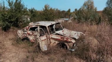 Terk edilmiş topraklar, yıkık dökük evler ve askeri harekatlar ve hava bombardımanlarından sonra şehirde yanmış bombalar. Ukrayna ve Rusya arasında askeri çatışma ve savaş. Roket saldırıları. Yüksek