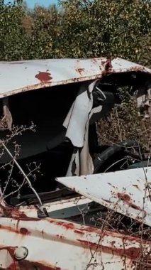 Terk edilmiş topraklar, yıkık dökük evler ve askeri harekatlar ve hava bombardımanlarından sonra şehirde yanmış bombalar. Ukrayna ve Rusya arasında askeri çatışma ve savaş. Roket saldırıları. Yüksek