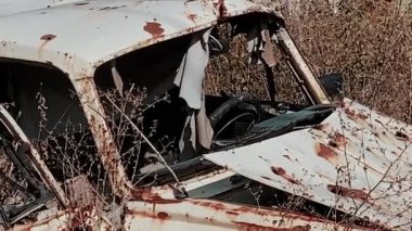 Terk edilmiş topraklar, yıkık dökük evler ve askeri harekatlar ve hava bombardımanlarından sonra şehirde yanmış bombalar. Ukrayna ve Rusya arasında askeri çatışma ve savaş. Roket saldırıları. Yüksek