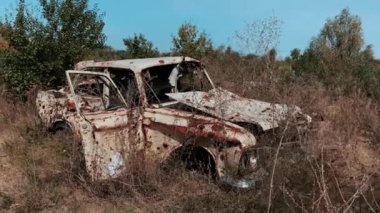 Terk edilmiş topraklar, yıkık dökük evler ve askeri harekatlar ve hava bombardımanlarından sonra şehirde yanmış bombalar. Ukrayna ve Rusya arasında askeri çatışma ve savaş. Roket saldırıları. Yüksek