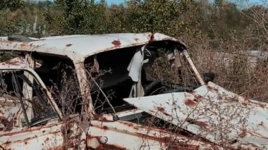 Terk edilmiş topraklar, yıkık dökük evler ve askeri harekatlar ve hava bombardımanlarından sonra şehirde yanmış bombalar. Ukrayna ve Rusya arasında askeri çatışma ve savaş. Roket saldırıları. Yüksek