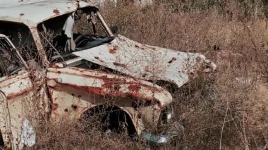 Terk edilmiş topraklar, yıkık dökük evler ve askeri harekatlar ve hava bombardımanlarından sonra şehirde yanmış bombalar. Ukrayna ve Rusya arasında askeri çatışma ve savaş. Roket saldırıları. Yüksek