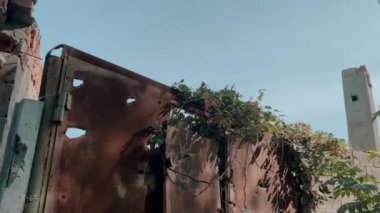 Terk edilmiş topraklar, yıkık dökük evler ve askeri harekatlar ve hava bombardımanlarından sonra şehirde yanmış bombalar. Ukrayna ve Rusya arasında askeri çatışma ve savaş. Roket saldırıları. Yüksek