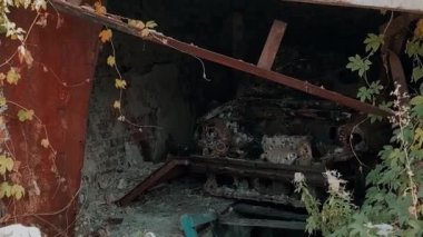 Terk edilmiş topraklar, yıkık dökük evler ve askeri harekatlar ve hava bombardımanlarından sonra şehirde yanmış bombalar. Ukrayna ve Rusya arasında askeri çatışma ve savaş. Roket saldırıları. Yüksek