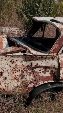Terk edilmiş topraklar, yıkık dökük evler ve askeri harekatlar ve hava bombardımanlarından sonra şehirde yanmış bombalar. Ukrayna ve Rusya arasında askeri çatışma ve savaş. Roket saldırıları. Yüksek