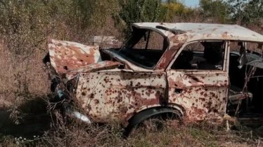 Terk edilmiş topraklar, yıkık dökük evler ve askeri harekatlar ve hava bombardımanlarından sonra şehirde yanmış bombalar. Ukrayna ve Rusya arasında askeri çatışma ve savaş. Roket saldırıları. Yüksek
