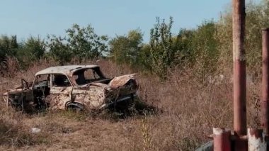 Terk edilmiş topraklar, yıkık dökük evler ve askeri harekatlar ve hava bombardımanlarından sonra şehirde yanmış bombalar. Ukrayna ve Rusya arasında askeri çatışma ve savaş. Roket saldırıları. Yüksek