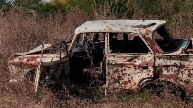 Terk edilmiş topraklar, yıkık dökük evler ve askeri harekatlar ve hava bombardımanlarından sonra şehirde yanmış bombalar. Ukrayna ve Rusya arasında askeri çatışma ve savaş. Roket saldırıları. Yüksek