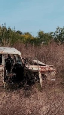 Terk edilmiş topraklar, yıkık dökük evler ve askeri harekatlar ve hava bombardımanlarından sonra şehirde yanmış bombalar. Ukrayna ve Rusya arasında askeri çatışma ve savaş. Roket saldırıları. Yüksek