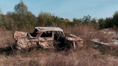 Terk edilmiş topraklar, yıkık dökük evler ve askeri harekatlar ve hava bombardımanlarından sonra şehirde yanmış bombalar. Ukrayna ve Rusya arasında askeri çatışma ve savaş. Roket saldırıları. Yüksek