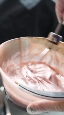 Kısa saçlı ve kısa saçlı güzel bir kız güzellik salonunda bir prosedür uyguluyor. Saç ustası müşterilere saç boyama ve tonu sunuyor. Yüksek kaliteli FullHD görüntüler