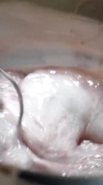 Kısa saçlı ve kısa saçlı güzel bir kız güzellik salonunda bir prosedür uyguluyor. Saç ustası müşterilere saç boyama ve tonu sunuyor. Yüksek kaliteli FullHD görüntüler