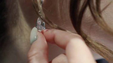 Törenden önce gelinlik giymiş güzel bir gelin, cildini okşayan seksi bir kız. Yüksek kaliteli FullHD görüntüler