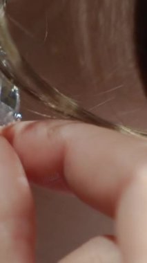 Törenden önce gelinlik giymiş güzel bir gelin, cildini okşayan seksi bir kız. Yüksek kaliteli FullHD görüntüler