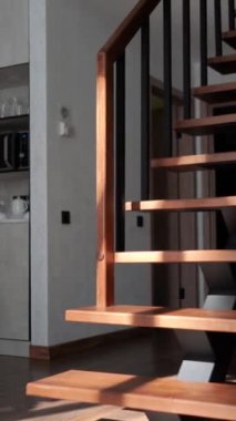 Dağlardaki ormandaki dağ evinde bir dağ evi. Doğadaki açık hava eğlencesi. Kışın şöminesi olan büyük ahşap merdivenler. Alplere git. Yüksek kalite 4k görüntü