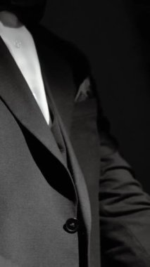 Ceketli ve takım elbiseli yakışıklı bir erkek işadamı. Damadın düğün töreninden ve gelinle tanışmadan önceki sabahı. Yüksek kaliteli FullHD görüntüler