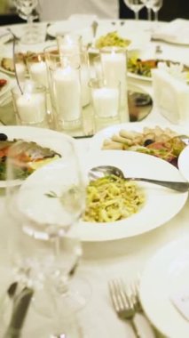 Restoranda ya da otelde ziyafet masasında abur cubur servisi. Doğum gününde dekore edilmiş yemekler, düğün kutlaması ya da iş konferans salonu. Yüksek kaliteli görüntüler