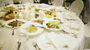 Restoranda ya da otelde ziyafet masasında abur cubur servisi. Doğum gününde dekore edilmiş yemekler, düğün kutlaması ya da iş konferans salonu. Yüksek kaliteli görüntüler