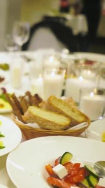 Restoranda ya da otelde ziyafet masasında abur cubur servisi. Doğum gününde dekore edilmiş yemekler, düğün kutlaması ya da iş konferans salonu. Yüksek kaliteli görüntüler