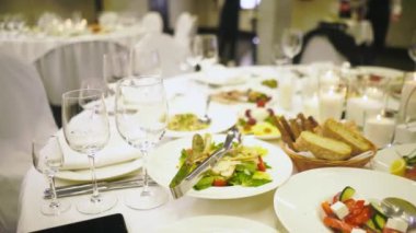 Restoranda ya da otelde ziyafet masasında abur cubur servisi. Doğum gününde dekore edilmiş yemekler, düğün kutlaması ya da iş konferans salonu. Yüksek kaliteli görüntüler