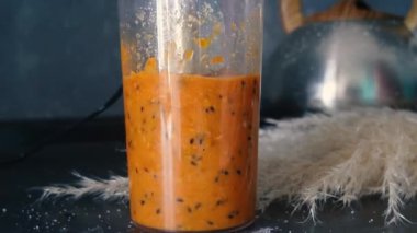 Sarı karabuğday üzümü ve şekerden reçel yapma süreci. Sağlıklı yiyecekler ve sağlık ve vücut için meyveler. Yüksek kaliteli FullHD görüntüler