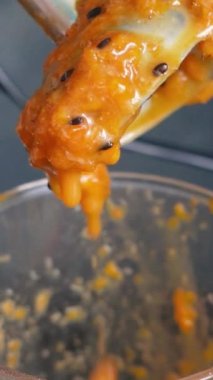 Sarı karabuğday üzümü ve şekerden reçel yapma süreci. Sağlıklı yiyecekler ve sağlık ve vücut için meyveler. Yüksek kaliteli FullHD görüntüler