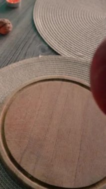 Cadılar bayramında balkabağı balkabağı parlar. Koyu arkaplanda portakal suyu ve balkabağı. Masada mumlar var. Hayaletler, korkular ve ruhlar bayramı için dekor. Yüksek kaliteli FullHD görüntüler