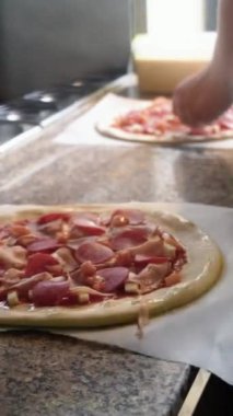 İtalyan pizzacısının fırınında pizza yapma süreci. Seyahat ve gastronomik kültür. Lezzetli ve iştah açıcı yemekler