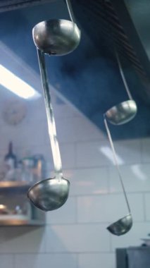 İtalyan şef fırında sebzeli makarna ve spagetti pişirir. Mutfakta tavadan bir sürü duman çıkıyor. Lezzetli bir yemek pişirme süreci