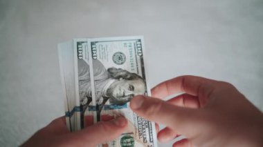 Bir iş adamının erkek eli para banknotlarını, yatırımı sayar. Yüksek kaliteli görüntüler